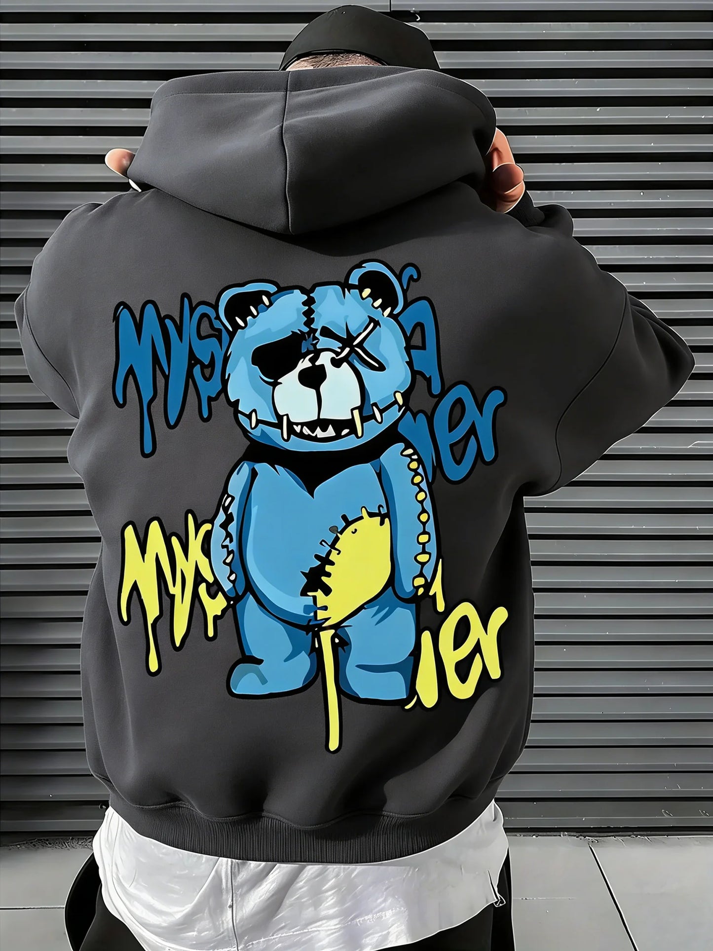The latest hit item: a cozy and soft pullover with a plush bear-themed print for the autumn and winter seasons.