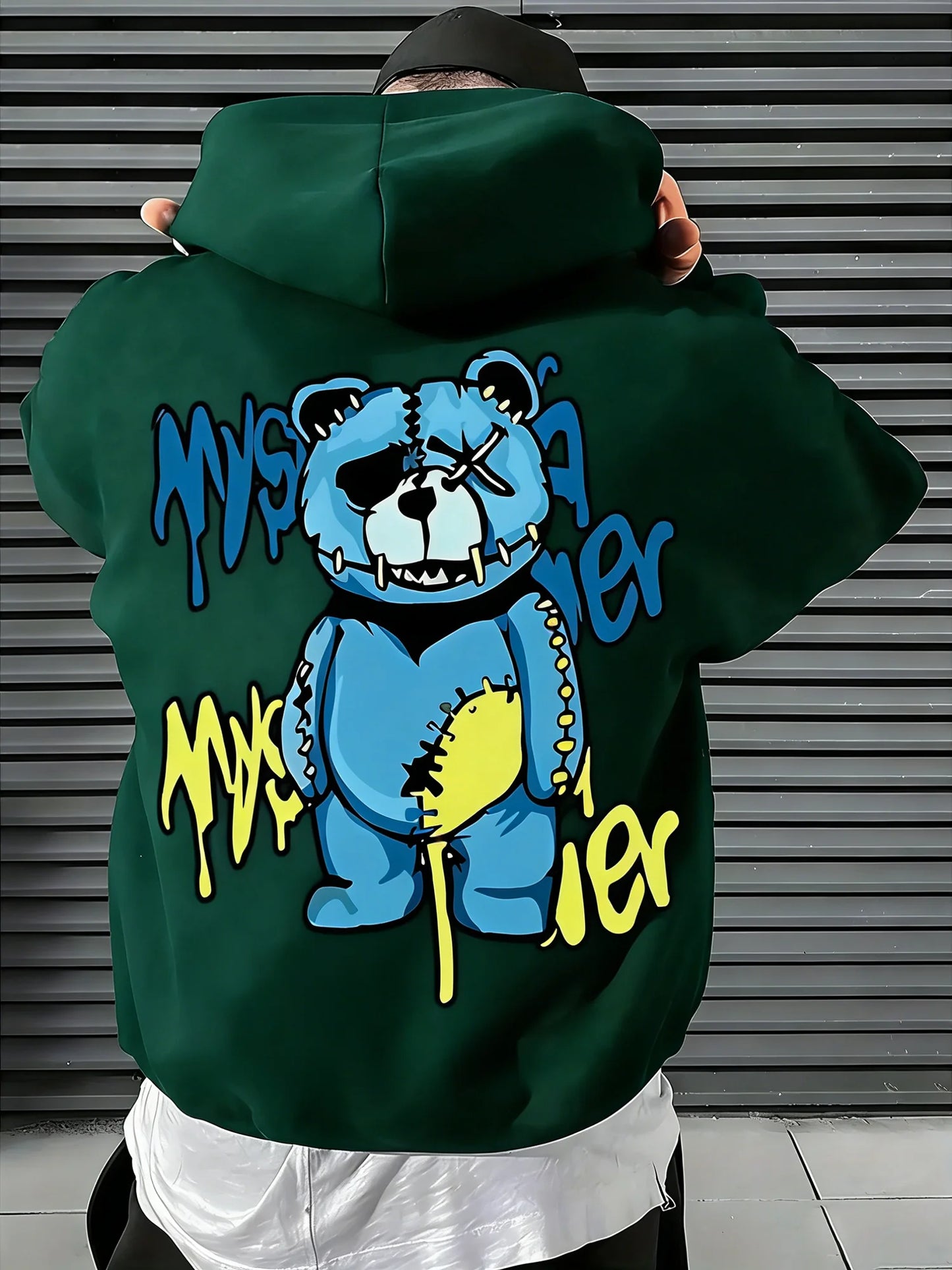 The latest hit item: a cozy and soft pullover with a plush bear-themed print for the autumn and winter seasons.